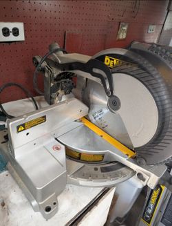 DEWALT 12-in Compound Miter Saw –  DW715 15 Amp / 4,000 RPM