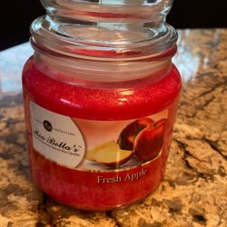 Mia Bella’s Classic Collection 2 Wick Candle Fresh Apple Brand New
