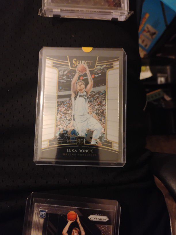 Luca Doncic Rookie Card Silver No.25 Mint Cond 