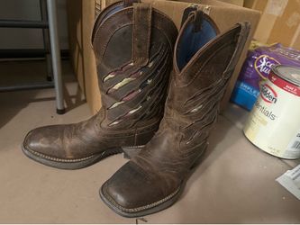 Lightly worn work boots 8.5W