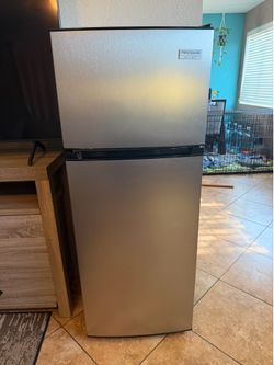5 ft Small Refrigerator/Freezer NEW