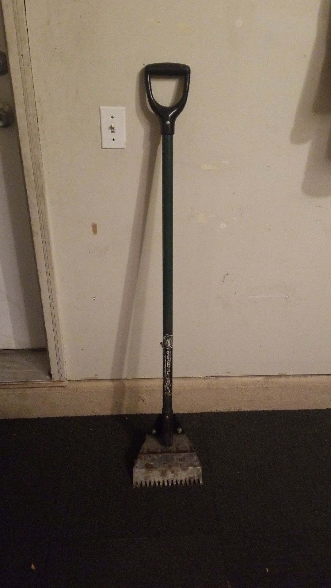 Roof shingle removing tool