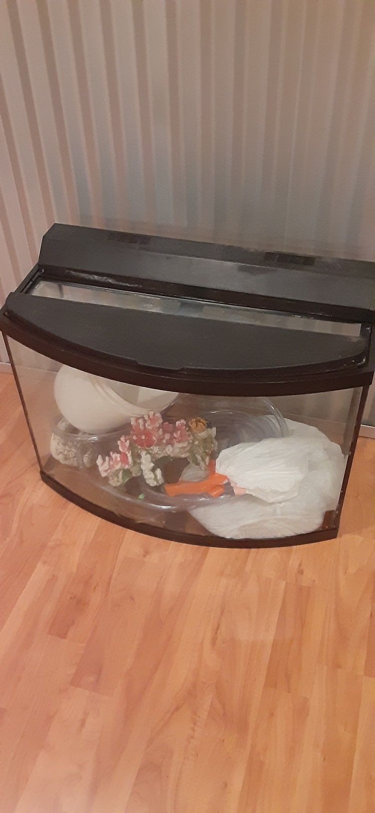 30 gallon aquarium with substraight, filter, cartriges, lid, decor, python fish vaccum, multicolor led strip, air pump, fish food and remedies
