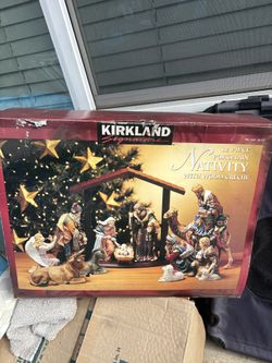 12 Piece Porcelain Nativity With Wood Crèche 