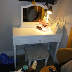 Vanity White With Chair