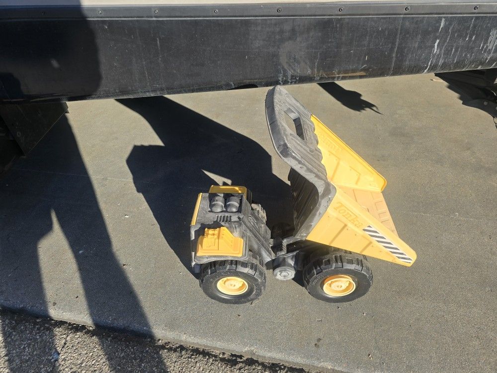 Tonka Classic Steel Mighty Dump Truck toy vehicle.
It is made with a combination of steel and sturdy plastic for durability.
The truck bed is articu