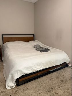 Zinus Suzanne queen Metal and solid Wood Platform Bed Frame