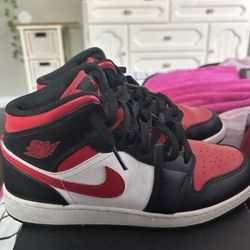 Jordan 1 Mids  Red & Black