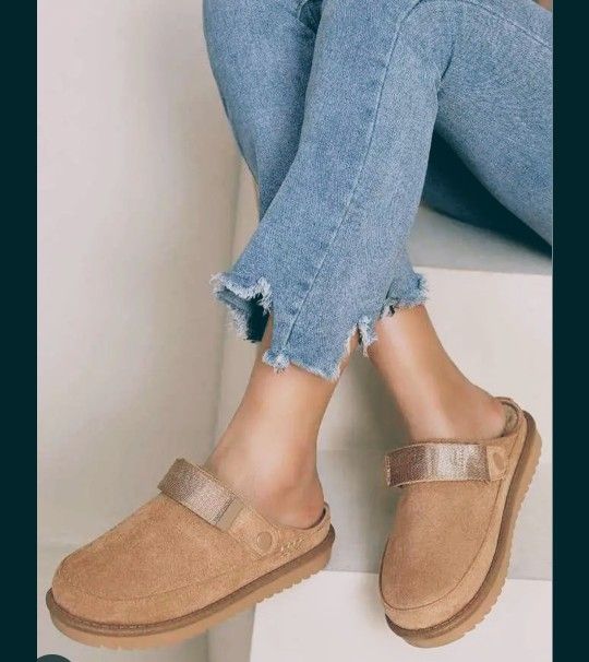 UGG Women's Suede Shoes Size 5 NEW!