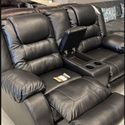 New Brand 👌 Ashley Black Vacherie Reclining Loveseat With Console/ Living Room 🌹 In Stock ✅ Delivery Available 👍