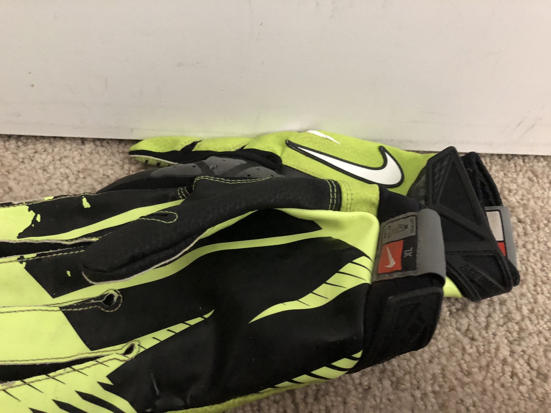 Men’s football or baseball gloves