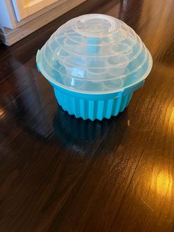 Cupcake-Shaped Plastic Cupcake Carrier