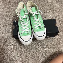Size 7 Women’s Converse 