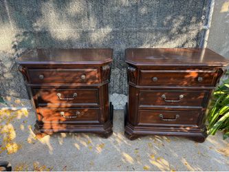 Vintage Nightstands matching pair/ par mesitas de noche