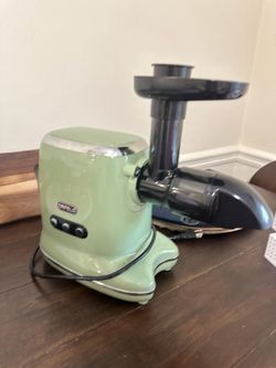 Cold pressed machine juicer