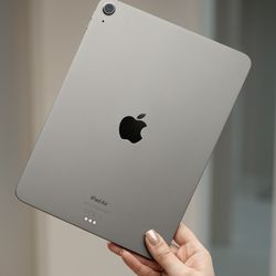 iPad Air 5th Gen 11” – Apple Pencil Included – Like New