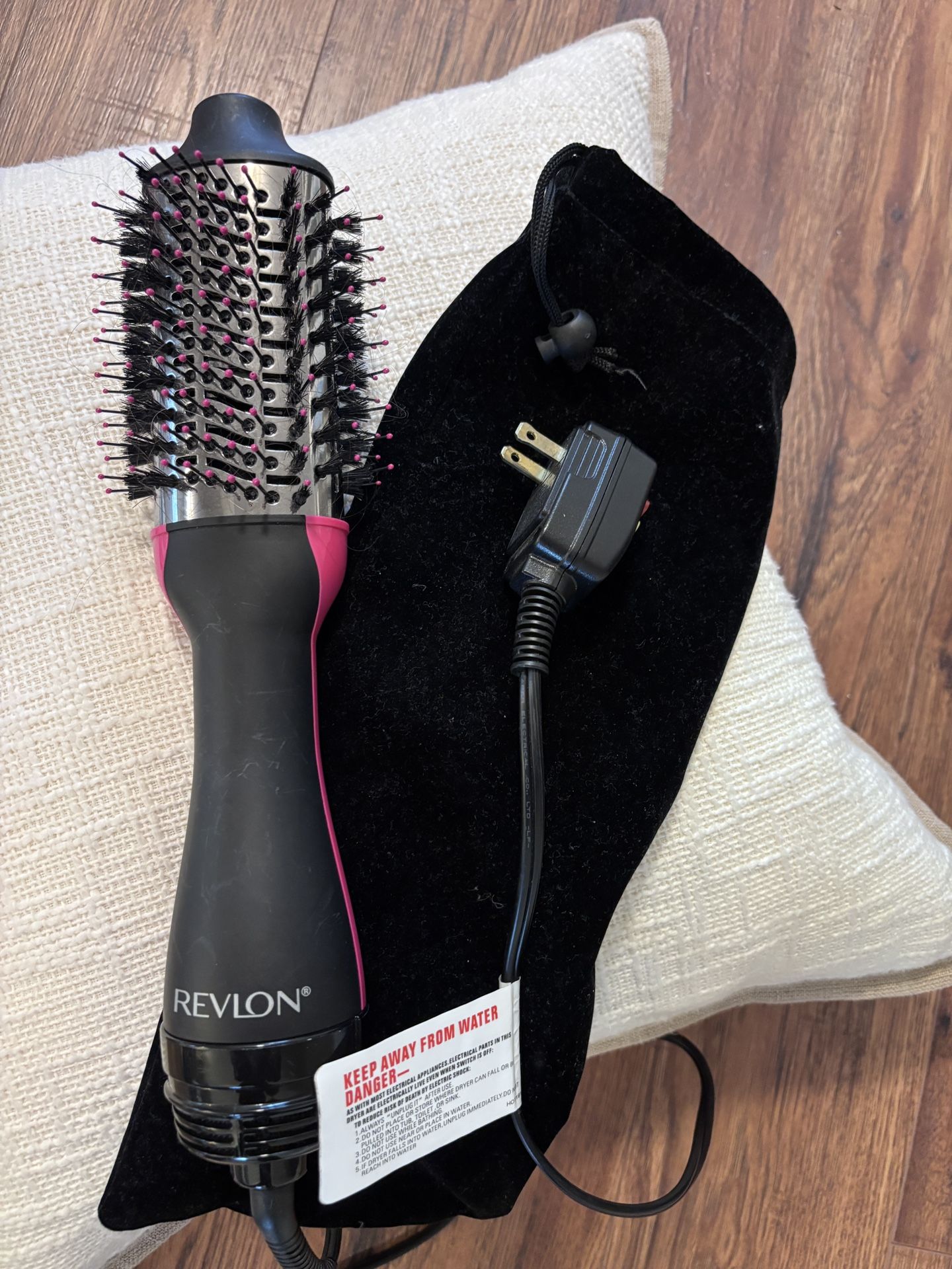 Revlon hairdryer Brush With Protective Pouch❤️