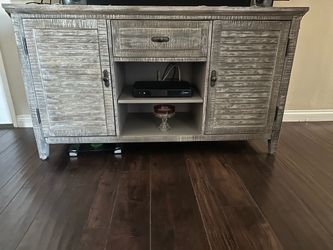 Entertainment center