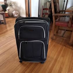 Kennet Cole Expanded Spinner Luggage Like New