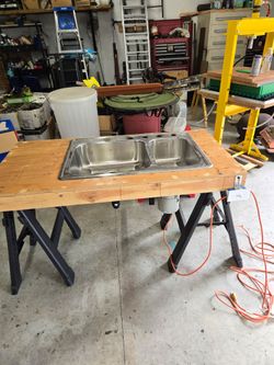 Hydraulic apple press with apple grinder