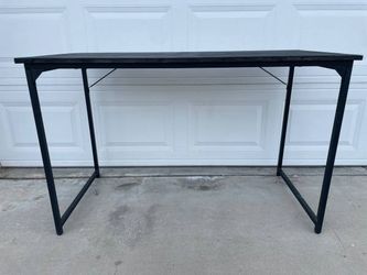 Reading Computer Desk Good Working In good condition Dimensions:47”(W)x24”(D)x30”(H) 