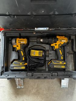DeWalt 20V MAX Brushless 2-Tool Combo Kit.