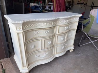 Disney six drawer dresser, good condition with mirror Disney six drawer dresser, good condition with mirror