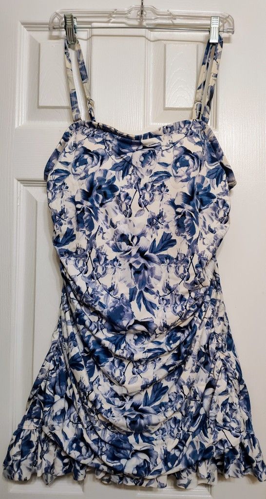 One Piece Ladies Skirted Floral Bathing Suit Size 16 Fits 14/16