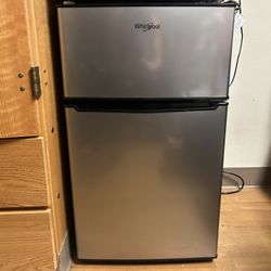 Whirl pool mini fridge and freezer 