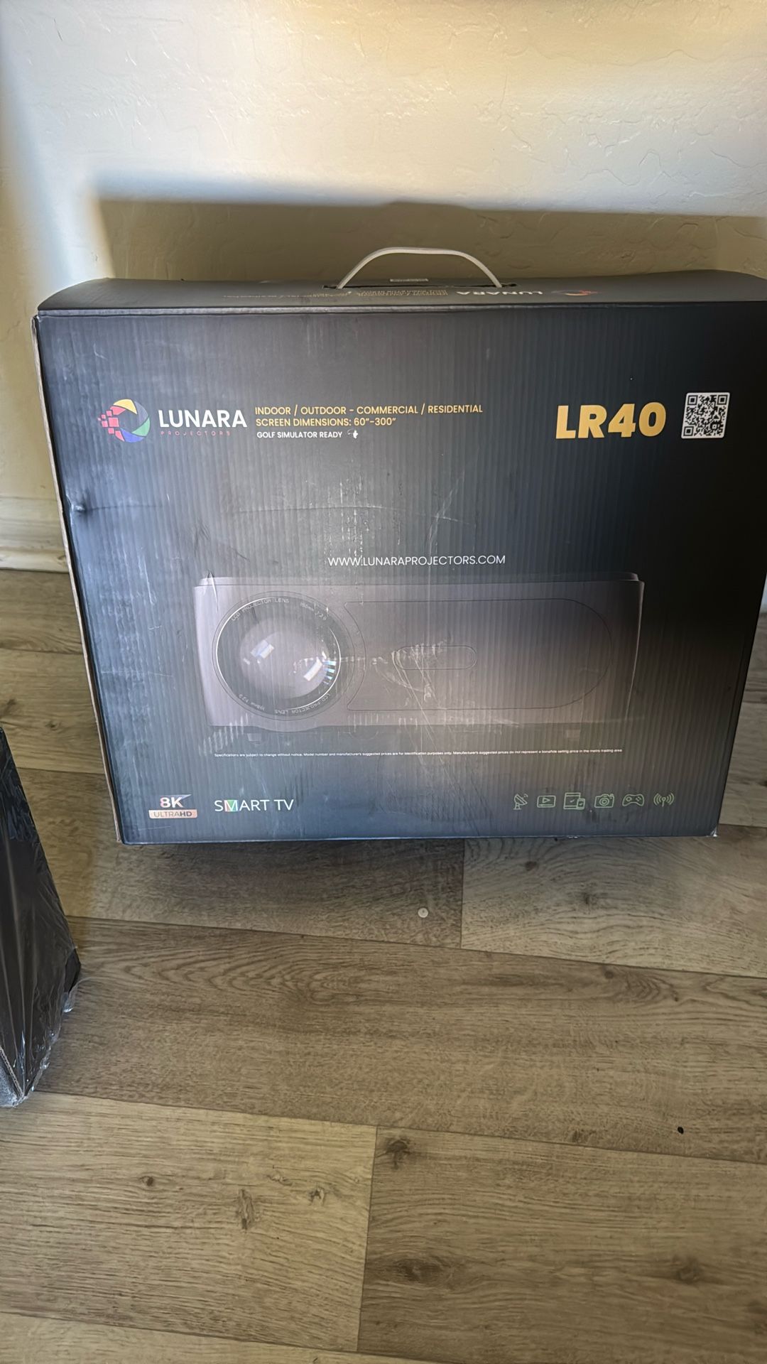 Lunara Projector LR40 And Titan TNS 72 Screen