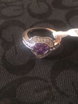 Lovely ladies amethyst heart shaped ring in size 10. Stamped 925 Sterling Silver