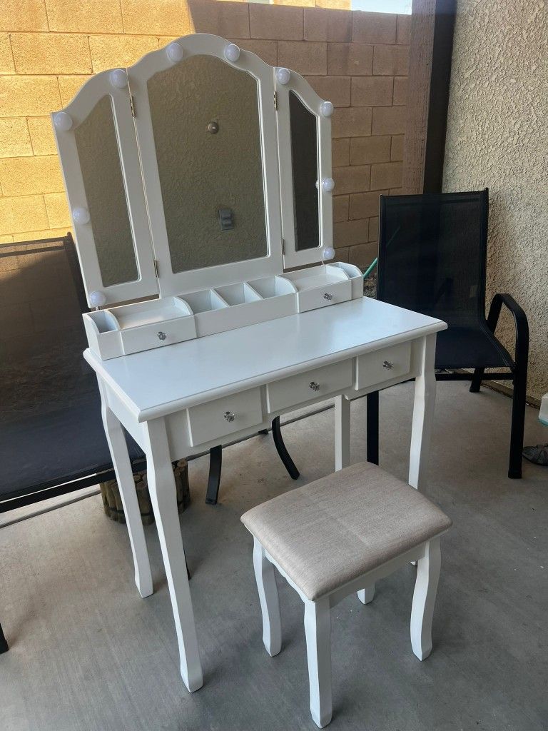 Vanity-Makeup Table