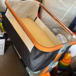 Baby Bassinet, 4 In 1 Portable Bassinet Bedside Sleeper with Wheels Comfy Mattress and Storage Basket, Adjustable Height Rocking Bedside