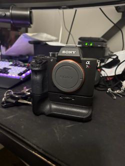 Sony Alpha a7R ii with Battery Grip