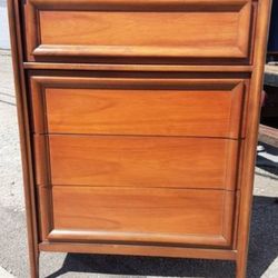 Vintage Mid-Century Modern Dresser / Chest of Drawers