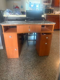 Nail desk
