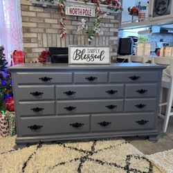 ✨✨BEAUTIFUL GRAY LONG SOLID WOOD 11 DRAWER DRESSER✨✨