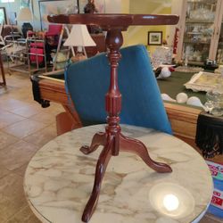 BOMBAY COMPANY MAHOGANY TABLE/ PLANT STAND 