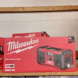 MILWAUKEE M18 JOBSITE RADIO (TOOL ONLY)