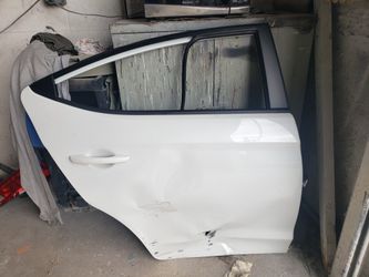 Hyundai Elantra 2020 door