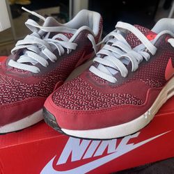 WOMENS NIKES