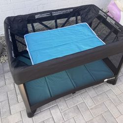 4moms Pack N Play with Bassinet 