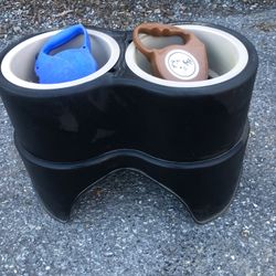 Pet feeding bowl