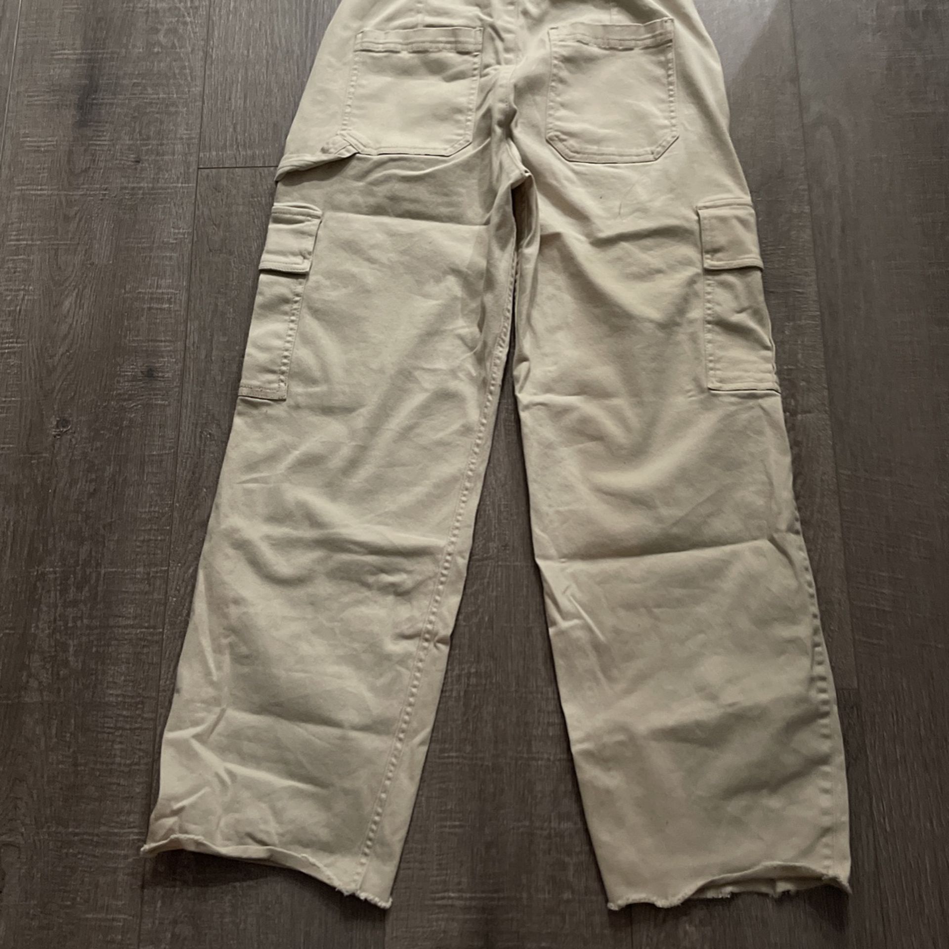 Hollister Cargo Pants, Color: beige, Size: Small for Sale in Los Banos ...