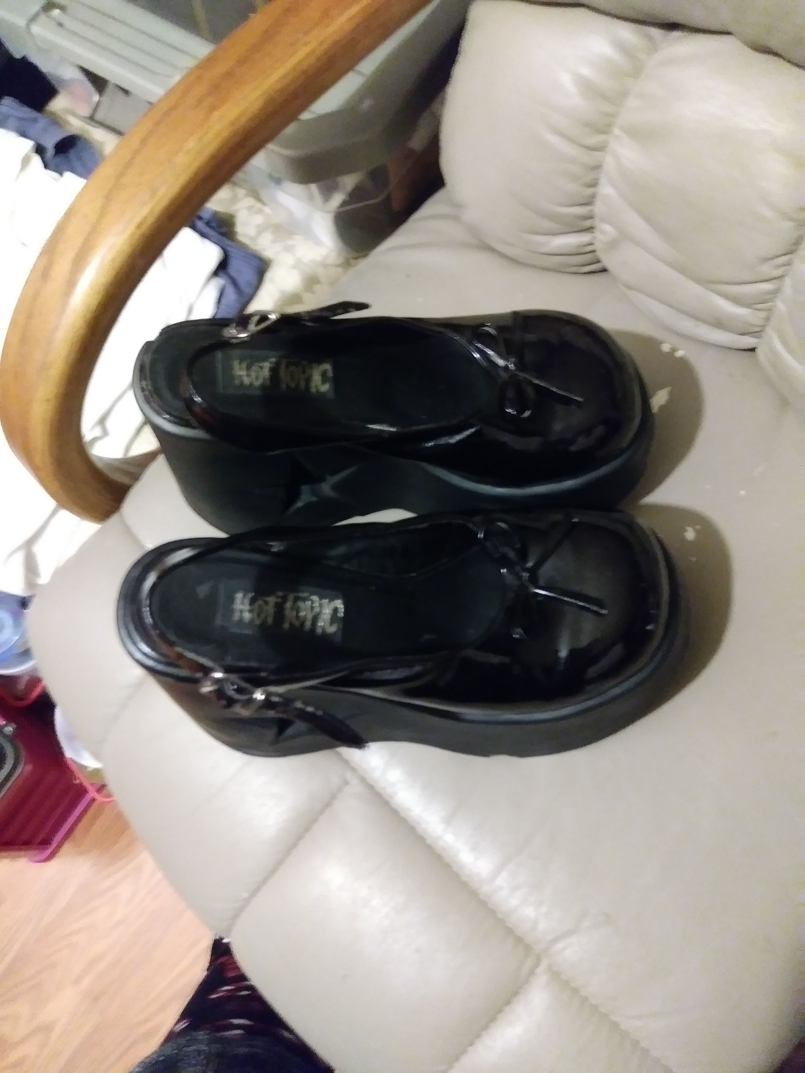 Size 6 Hot topic platform shoes with cut out star