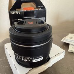 Sony 50mm f/1.8 SAM DT Lens for Sony Alpha Digital SLR Cameras - Fixed