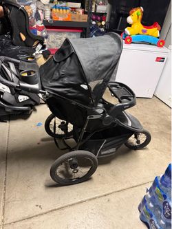 Jogger stroller with car seat attachment and car seat mount