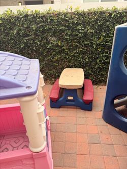 Kids play toys