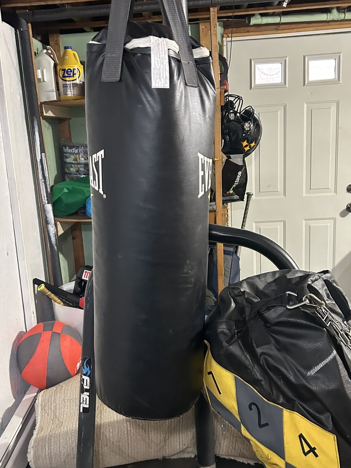 2 HEAVY BAGS / BOXING STAND