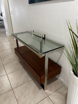 Entrance table